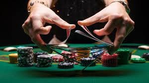 Meja live casino dengan dealer sedang mengatur kartu untuk permainan blackjack
